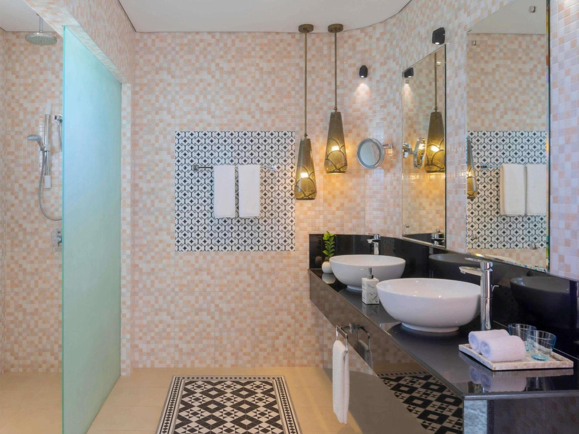 Villa Beach Pool con quattro camere da letto